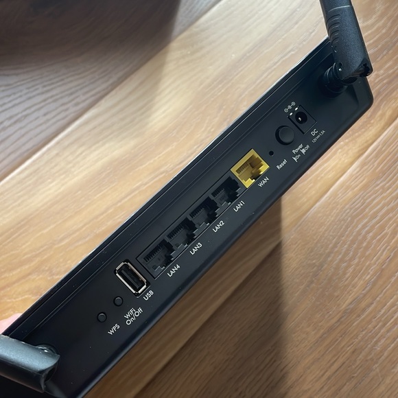 NETGEAR AC1200 Smart WiFi Router - Picture 4 of 6